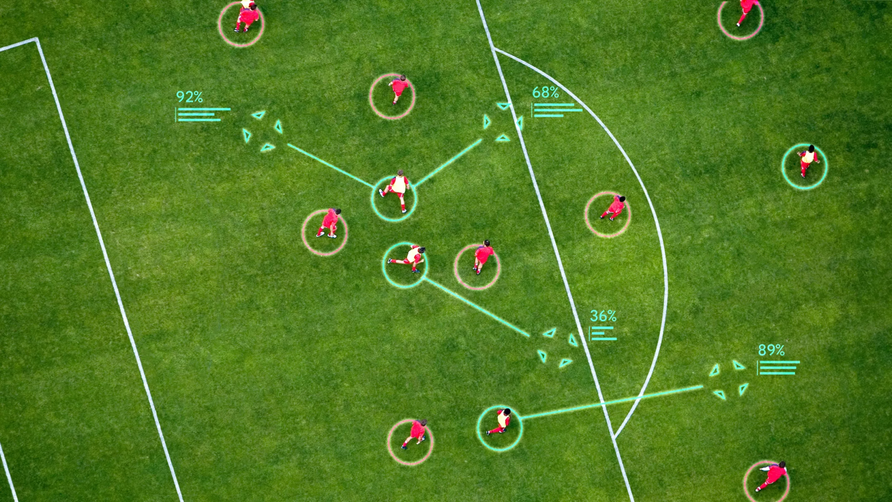 Cancha de futbol con indicadores de seguimiento